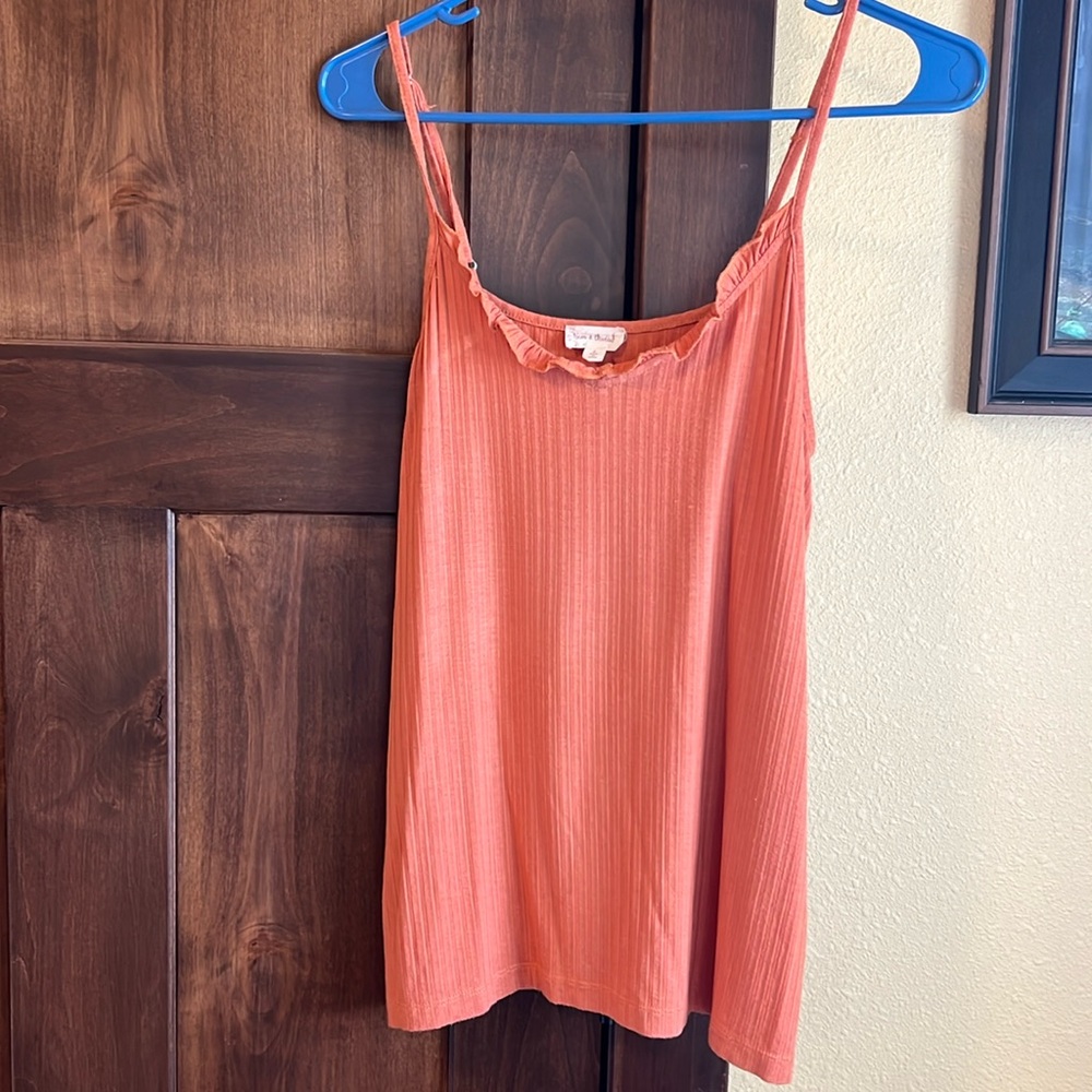 Adjustable strap tank top, size large